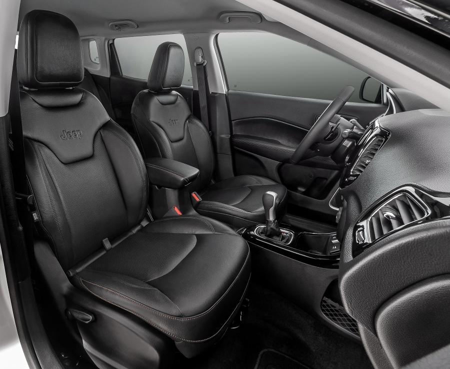 Интерьер Jeep Compass Limited 2016 года  (LA) (фото 14 из 20)